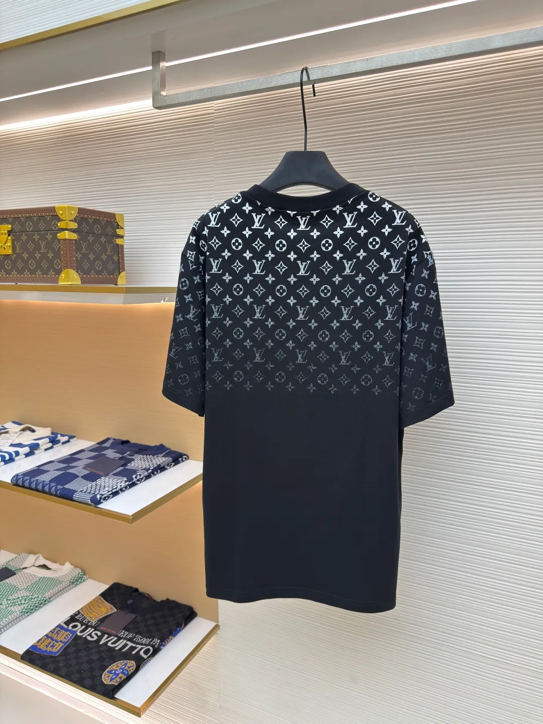 LOUIS VUITTON Gradient presbyopic T-shirt ●Authentic product: Purchased and developed by 8450 ●Item number: 1680207-A10 ●Fabric: refined sulfur cotton fabric ●Technology: printing production ●Version: fitted version ●Weight: about 305 grams ●Size: XS-S-M-L ●Description: The fabric is made of 32s double-ply combed cotton compact siro-spun yarn, matched with 1*1 flat knitted cotton thread. The entire garment's front and rear panels, left and right sleeves, are printed with Kornit white ink digital direct injection. The first draft is made based on the Y-plate scanned pattern, and the clarity of the first draft is corrected by hand to ensure that the printed flower pieces have a gradient and orderly visual effect. The overall wiring is straight and delicate, the fabric is comfortable and soft, and the color is consistent without color difference. It can be matched with the same style to create a fashionable look and control various occasions. Customized accessories, complete with three standards, same style for men and women!